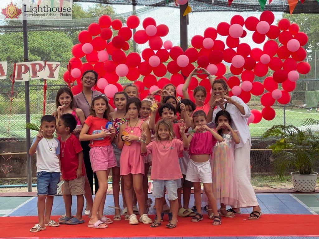 LIS students posing for a pic