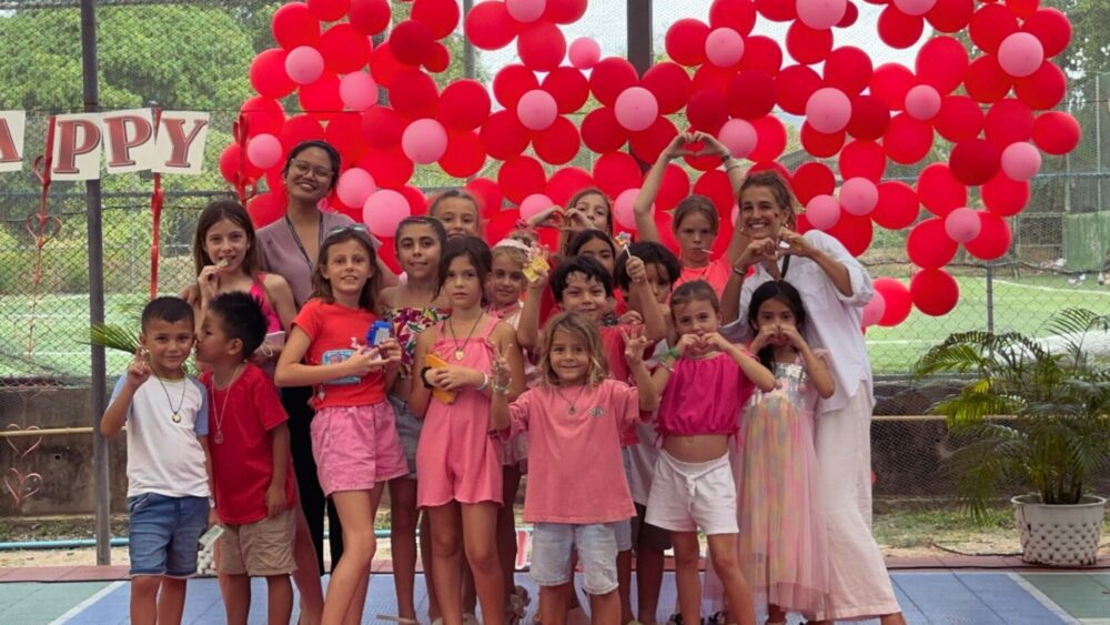 LIS students posing for a pic