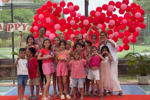 LIS students posing for a pic