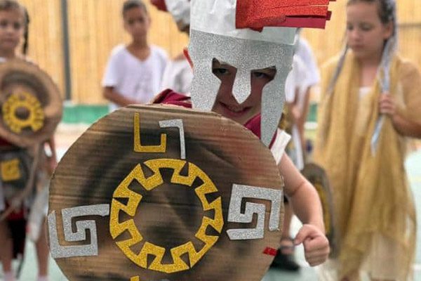 education-social-studies-primary-class An image of a kid wearing spartan costume
