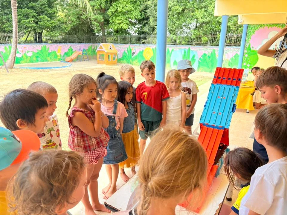 Children surrounding a slope-like experiment