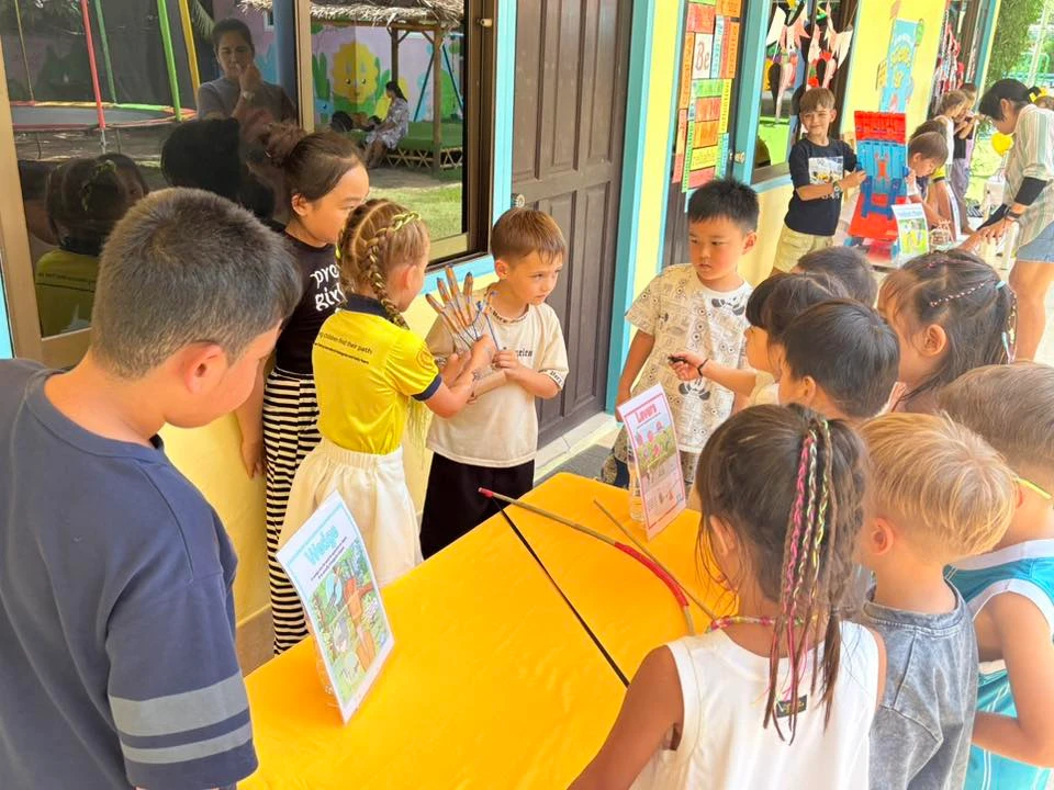 Primary students surrounding an arrow activity