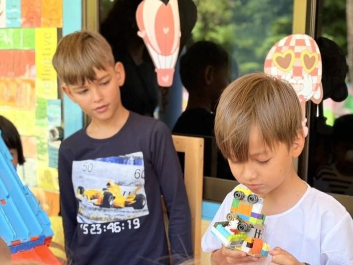 Two boys with building blocks