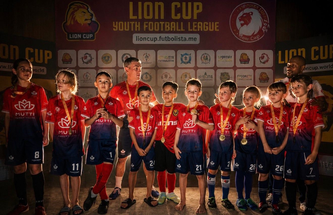 Lions football team with the coach